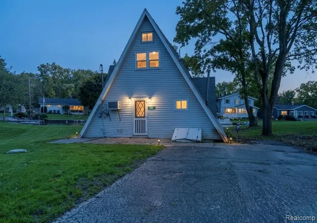 Photo 1 of Single family home for sale at 806 Oak Hills Dr, Brooklyn, MI 49230 | MLS# 61036527 | Listing updated on 2026-10-20