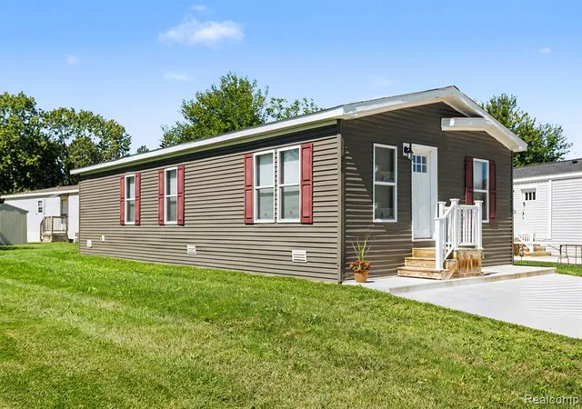 Photo 3 of Manufactured home for sale at 470 Flamingo St, Rochester Hills, MI 48309 | MLS# 61030395 | Listing updated on 2026-10-01