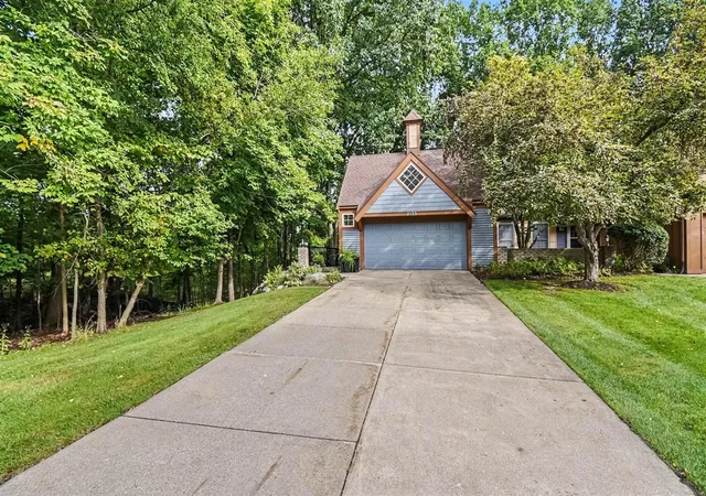 Listing Photo 1 - Condo for sale in building located at 2133 N Cross Creek Dr, Grand Rapids, MI 49508 - Unit #