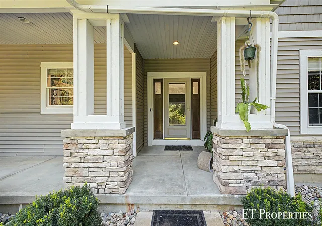 Photo 2 of Sale Pending at 7801 Cascade Rd, Grand Rapids, MI 49546 | MLS# 70557373 | Listing updated on 2026-09-16