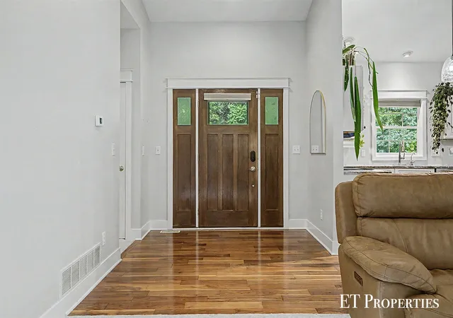 Photo 3 of Sale Pending at 7801 Cascade Rd, Grand Rapids, MI 49546 | MLS# 70557373 | Listing updated on 2026-09-16