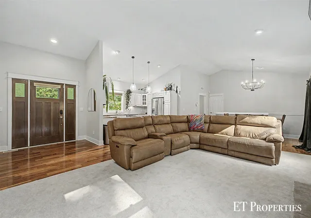 Photo 3 of Sale Pending at 7801 Cascade Rd, Grand Rapids, MI 49546 | MLS# 70557373 | Listing updated on 2026-09-16