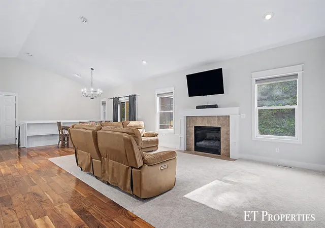 Photo 4 of Sale Pending at 7801 Cascade Rd, Grand Rapids, MI 49546 | MLS# 70557373 | Listing updated on 2026-09-16