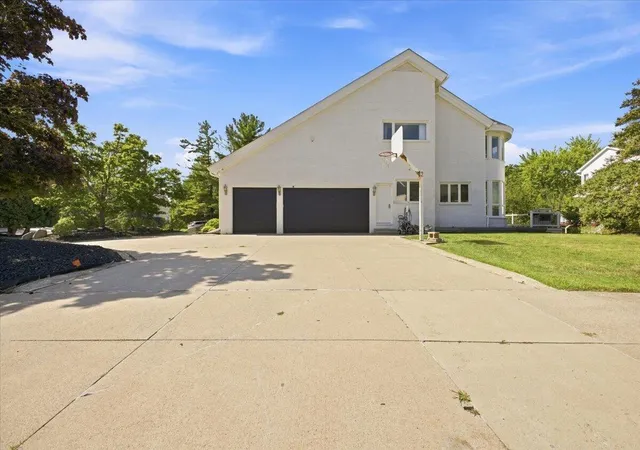 Photo 4 of Single family home for sale at 6122 Trailwood Ln, West Bloomfield, MI 48322 | MLS# 70553854 | Listing updated on 2026-09-18