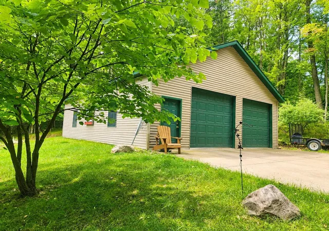 Photo 3 of Single family home for sale at 4910 Apple Dr, Farwell, MI 48622 | MLS# 50220720 | Listing updated on 2026-09-05