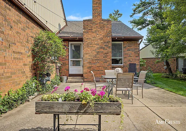 Listing Photo 1 - Condo for sale in building located at 2285 Radcliff Cir, Grand Rapids, MI 49546 - Unit #