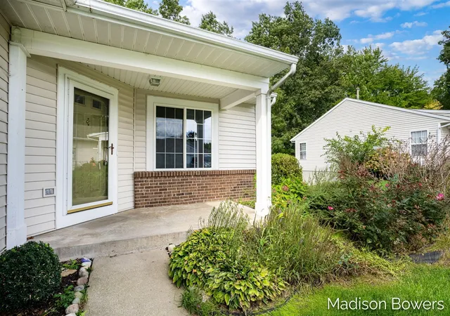 Listing Photo 1 - Condo for sale in building located at 7079 W Cannon Pl Dr, Rockford, MI 49341 - Unit #