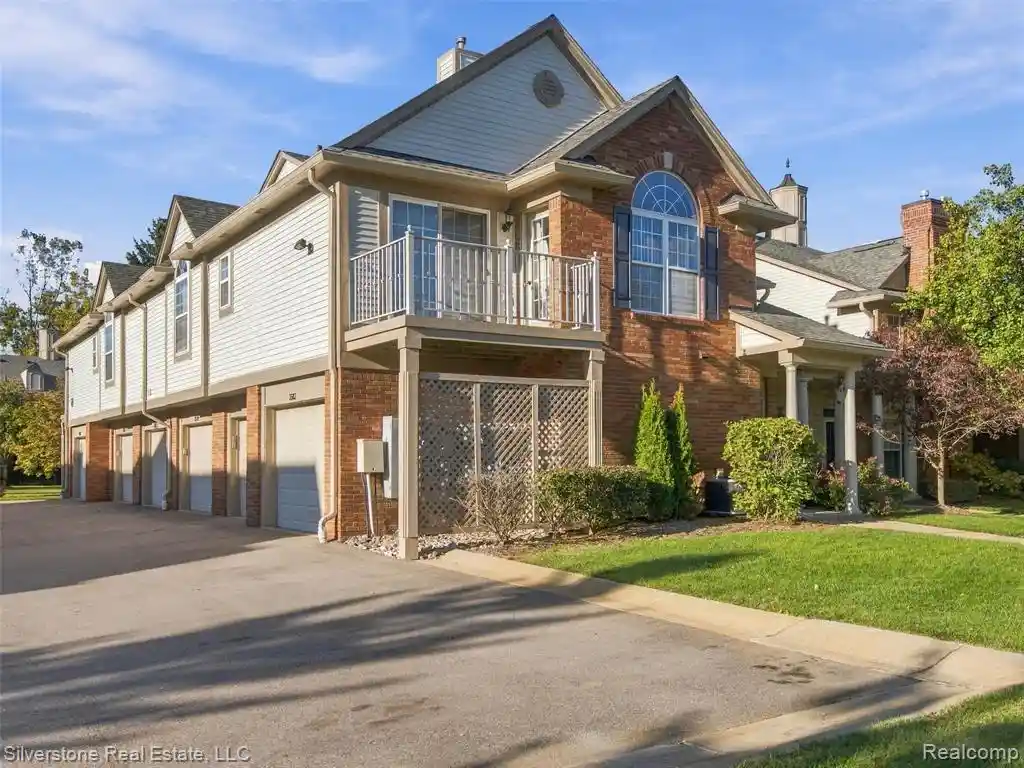 Listing Photo 2 - Condo for sale in 3505 Tremonte Cir located at 3505 Tremonte Cir, Rochester, MI 48306 - Unit 3505 Tremonte Cir