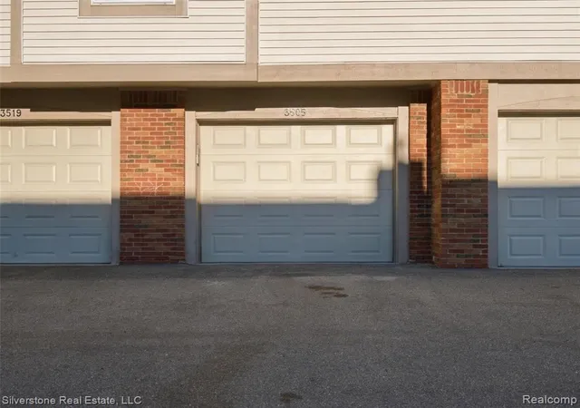 Listing Photo 4 - Condo for sale in building located at 3505 Tremonte Cir, Rochester, MI 48306