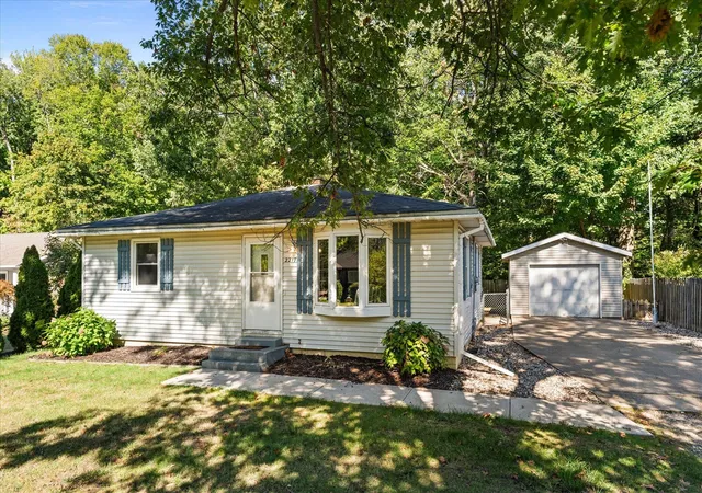 Photo 3 of Sale Pending at 2217 W Lakewood Blvd, Holland, MI 49424 | MLS# 70554796 | Listing updated on 2026-09-02