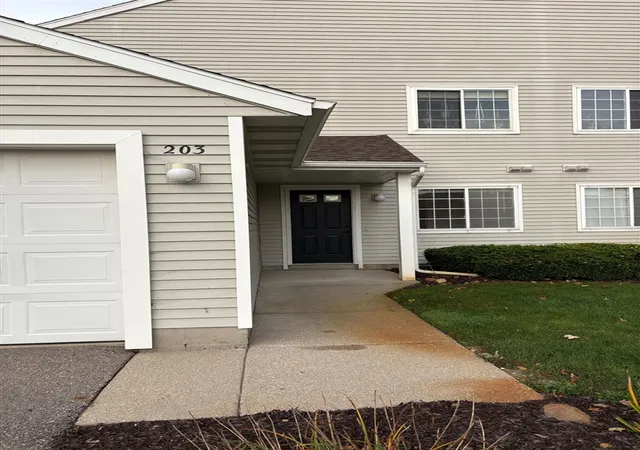 Listing Photo 2 - Condo for sale in building located at 203 Hunters Ln, Rockford, MI 49341