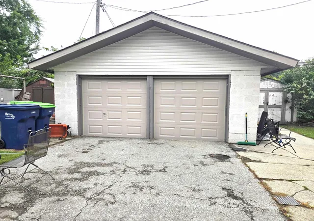 Photo 2 of Single family home for sale at 1530 Elizabeth St, Bay City, MI 48708 | MLS# 50221992 | Listing updated on 2026-09-30