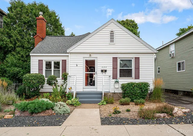 Photo 2 of Sale Pending at 424 N Front St, Marquette, MI 49855 | MLS# 50221289 | Listing updated on 2026-09-29