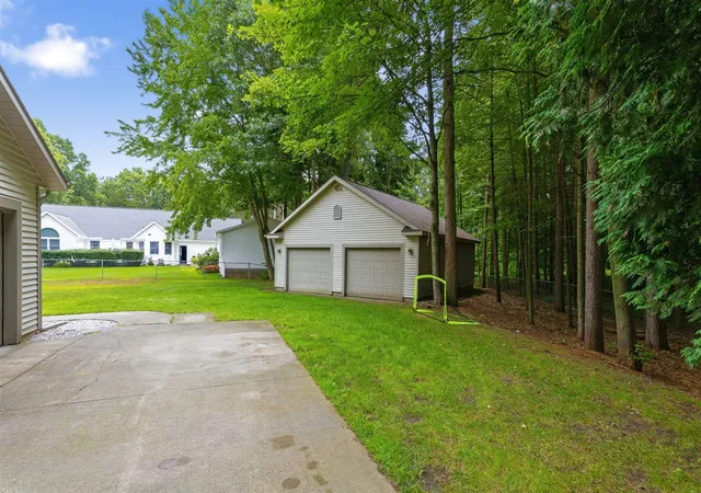 Photo 3 of Single family home for sale at 15250 Hofma Dr, Grand Haven, MI 49417 | MLS# 70553900 | Listing updated on 2026-09-03