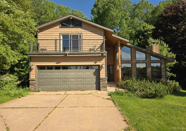 Photo 1 of Single family home for sale at 3 Hidden Crk Dr, Marquette, MI 49855 | MLS# 50220843 | Listing updated on 2026-09-24