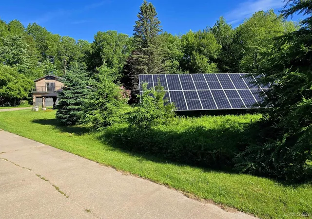Photo 2 of Single family home for sale at 3 Hidden Crk Dr, Marquette, MI 49855 | MLS# 50220843 | Listing updated on 2026-09-24