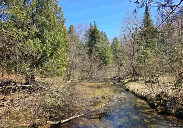 Photo 3 of Single family home for sale at 3 Hidden Crk Dr, Marquette, MI 49855 | MLS# 50220843 | Listing updated on 2026-09-24