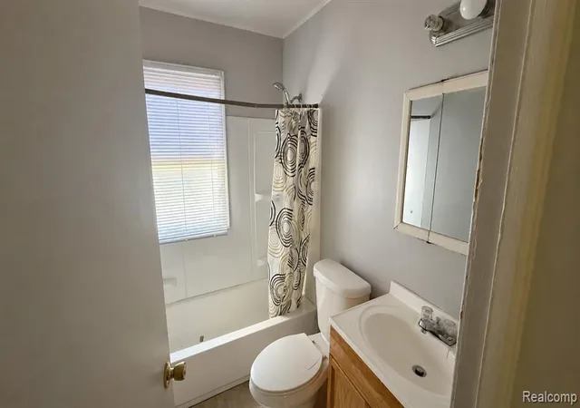 Photo 4 of Single family home for sale at 15870 W Parkway St, Detroit, MI 48223 1033 | MLS# 60989370 | Listing updated on 2026-09-30