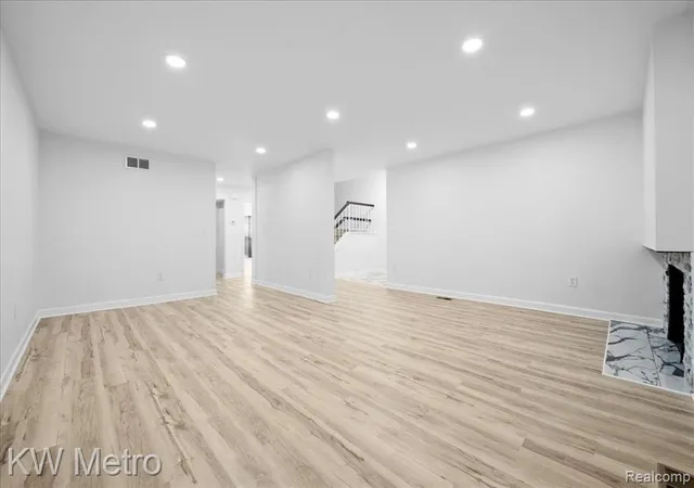 Photo 4 of Condo for sale at 25168 Maplebrooke Dr, Southfield, MI 48033 | MLS# 61034932 | Listing updated on 2026-10-18