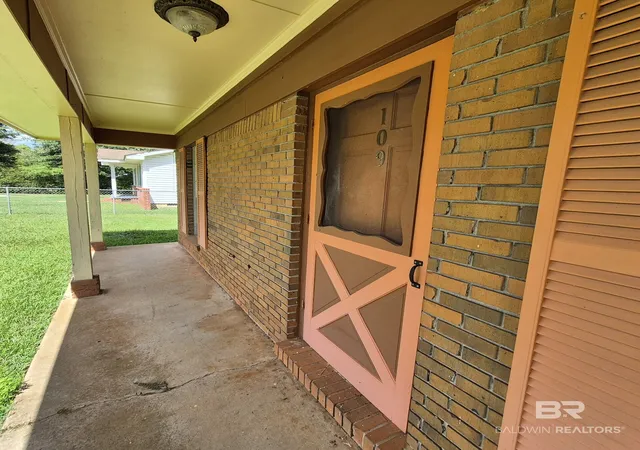 Photo 2 of Single family home for sale at 109 Elizabeth St, Evergreen, AL 36401 | MLS# 411517 | Listing updated on 2026-10-22