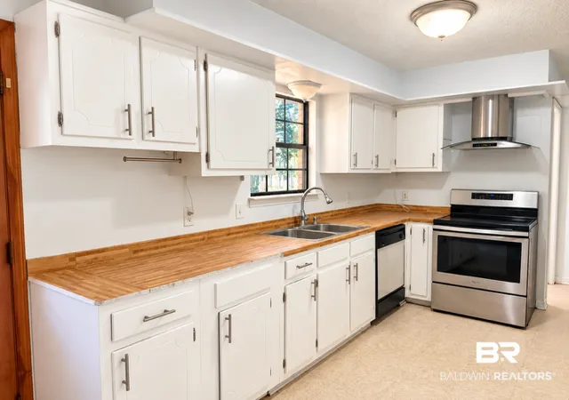 Photo 3 of Single family home for sale at 204 Straford Cir, Daphne, AL 36526 | MLS# 410385 | Listing updated on 2026-09-09