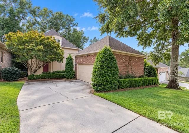 Photo 1 of Single family home for sale at 105 N North Cir, Fairhope, AL 36532 | MLS# 411487 | Listing updated on 2026-10-12