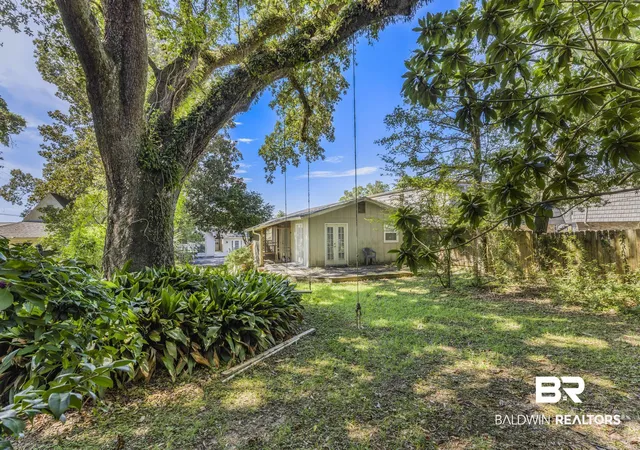 Photo 2 of Single family home for sale at 217 S Mobile St, Fairhope, AL 36532 | MLS# 409486 | Listing updated on 2026-10-20