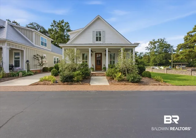 Photo 1 of Single family home for sale at 28 Bay Pointe Ct, Fairhope, AL 36532 | MLS# 410079 | Listing updated on 2026-09-04