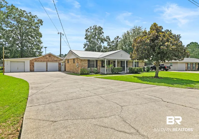 Photo 3 of Sale Pending at 725 Gilbert St, Saraland, AL 36571 | MLS# 410766 | Listing updated on 2026-10-08