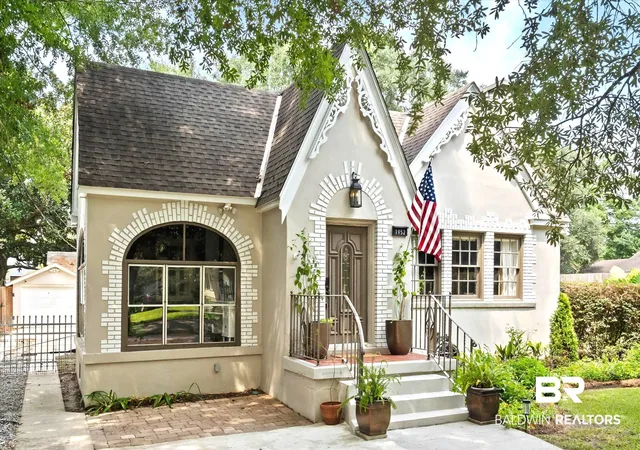 Photo 1 of Sale Pending at 1952 Old Government St, Mobile, AL 36606 | MLS# 410485 | Listing updated on 2026-09-17