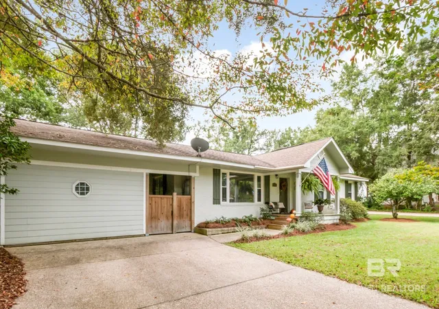Photo 3 of Single family home for sale at 416 White Ave, Fairhope, AL 36532 | MLS# 411862 | Listing updated on 2026-10-12