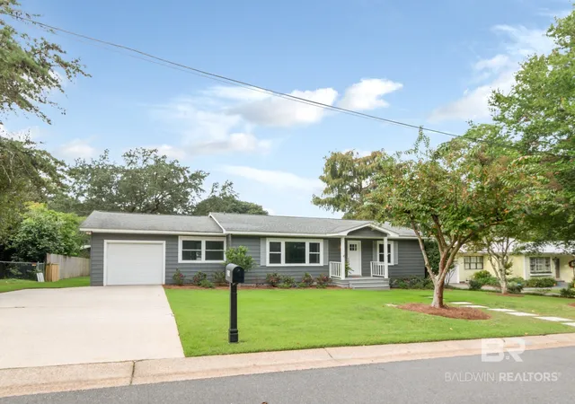 Photo 3 of Single family home for sale at 216 Pinecrest Ln, Fairhope, AL 36532 | MLS# 411855 | Listing updated on 2026-10-12