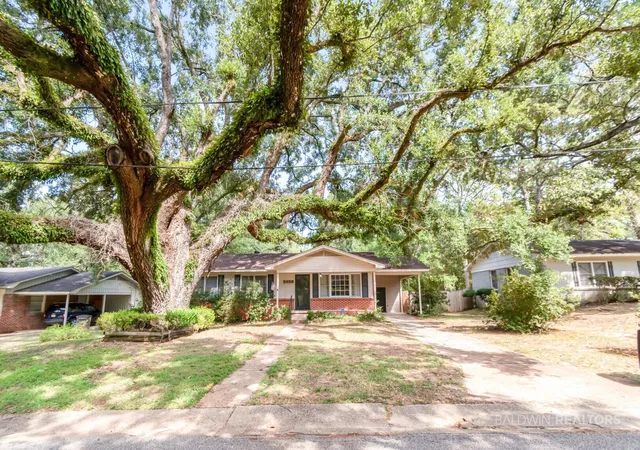 Photo 3 of Sale Pending at 5658 Diane Dr, Mobile, AL 36618 | MLS# 411761 | Listing updated on 2026-10-13
