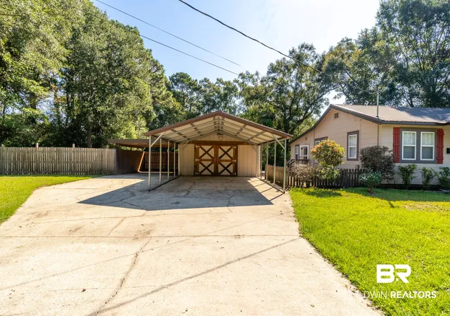 Photo 3 of Sale Pending at 202 Forest St, Chickasaw, AL 36611 | MLS# 411143 | Listing updated on 2026-10-05