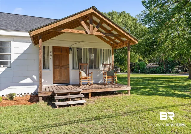 Photo 3 of Single family home for sale at 827 Cleveland Rd, Saraland, AL 36571 | MLS# 409998 | Listing updated on 2026-09-04