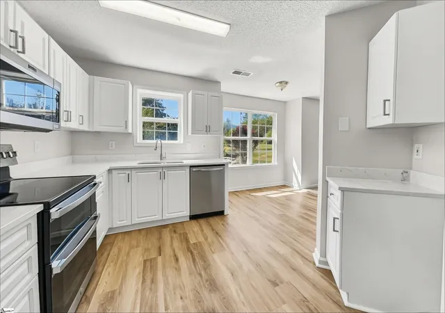 Photo 3 of Single family home for sale at 206 Fairview Lake Way, Simpsonville, SC 29680 | MLS# 1605250 | Listing updated on 2026-09-29