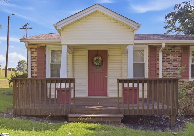 Photo 2 of Single family home for sale at 4 Fowler St, Liberty, SC 29657 | MLS# 1605059 | Listing updated on 2026-10-22
