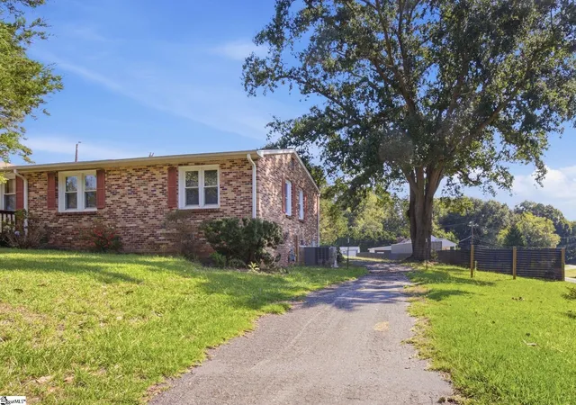 Photo 3 of Single family home for sale at 4 Fowler St, Liberty, SC 29657 | MLS# 1605059 | Listing updated on 2026-10-22