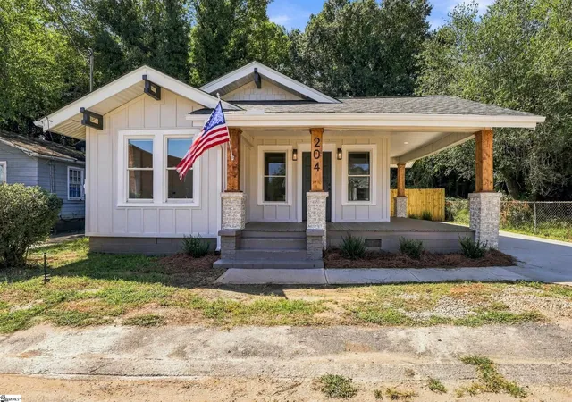 Photo 1 of Single family home for sale at 204 Stafford St, Greenville, SC 29605 | MLS# 1604263 | Listing updated on 2026-09-22