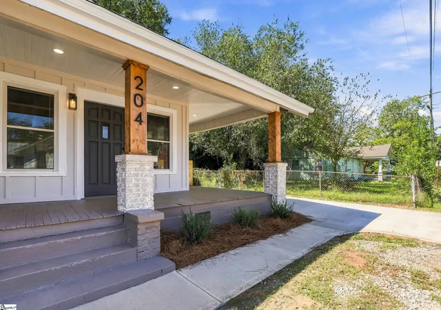 Photo 2 of Single family home for sale at 204 Stafford St, Greenville, SC 29605 | MLS# 1604263 | Listing updated on 2026-09-22