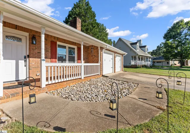Photo 3 of Single family home for sale at 312 Spring Crk Dr, Spartanburg, SC 29316 | MLS# 1605453 | Listing updated on 2026-10-14