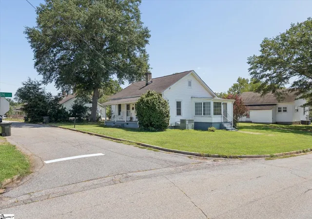 Photo 3 of Single family home for sale at 7 22nd Street, Greer, SC 29651 | MLS# 1602587 | Listing updated on 2026-09-04
