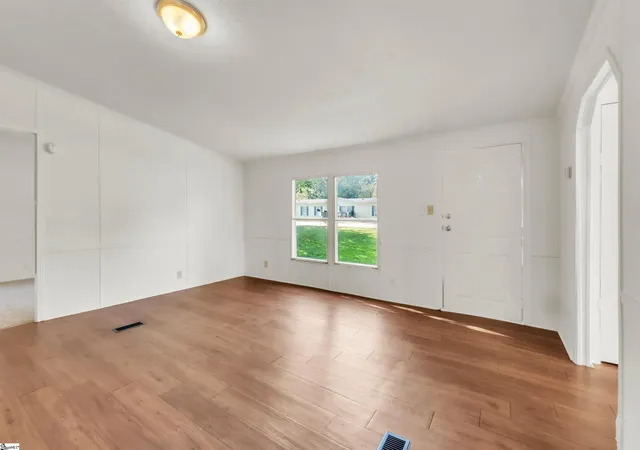 Photo 4 of Manufactured home for sale at 4 Current Dr, Greenville, SC 29611 | MLS# 1602622 | Listing updated on 2026-09-26