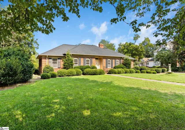 Photo 2 of Single family home for sale at 307 S Broad St, Clinton, SC 29325 | MLS# 1599263 | Listing updated on 2026-09-13