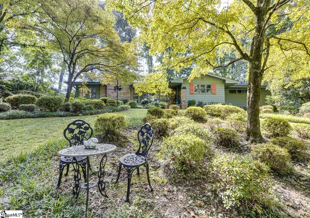 Photo 2 of Single family home for sale at 122 Lakeshore Dr, Easley, SC 29642 | MLS# 1603385 | Listing updated on 2026-09-10