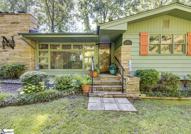 Photo 3 of Single family home for sale at 122 Lakeshore Dr, Easley, SC 29642 | MLS# 1603385 | Listing updated on 2026-09-10