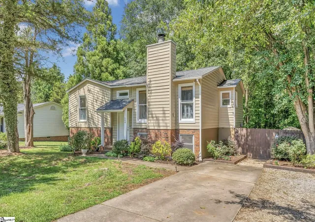 Photo 2 of Sale Pending at 504 Holland Rd, Simpsonville, SC 29681 | MLS# 1604984 | Listing updated on 2026-10-20