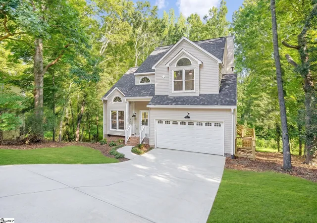 Photo 2 of Single family home for sale at 6 Moss Spring Ct, Simpsonville, SC 29680 | MLS# 1604472 | Listing updated on 2026-10-18
