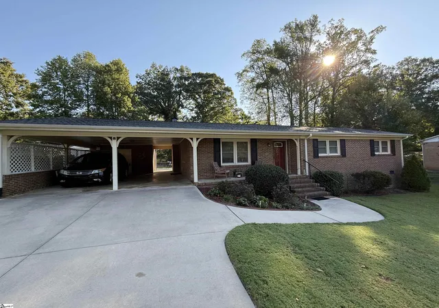 Photo 1 of Single family home for sale at 10 Dickens Ln, Taylors, SC 29687 | MLS# 1600843 | Listing updated on 2026-10-20