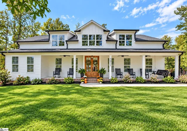 Photo 1 of Single family home for sale at 1011 Center Rd, Taylors, SC 29687 | MLS# 1605512 | Listing updated on 2026-10-26